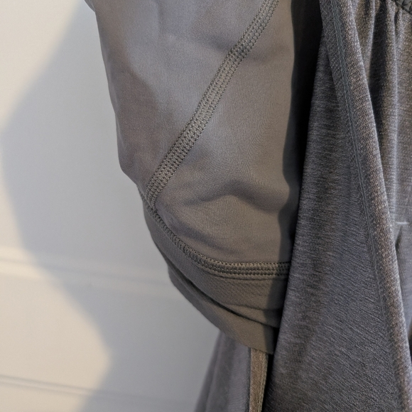 Lululemon/Gray Sport Top sz 8 - Picture 4 of 6